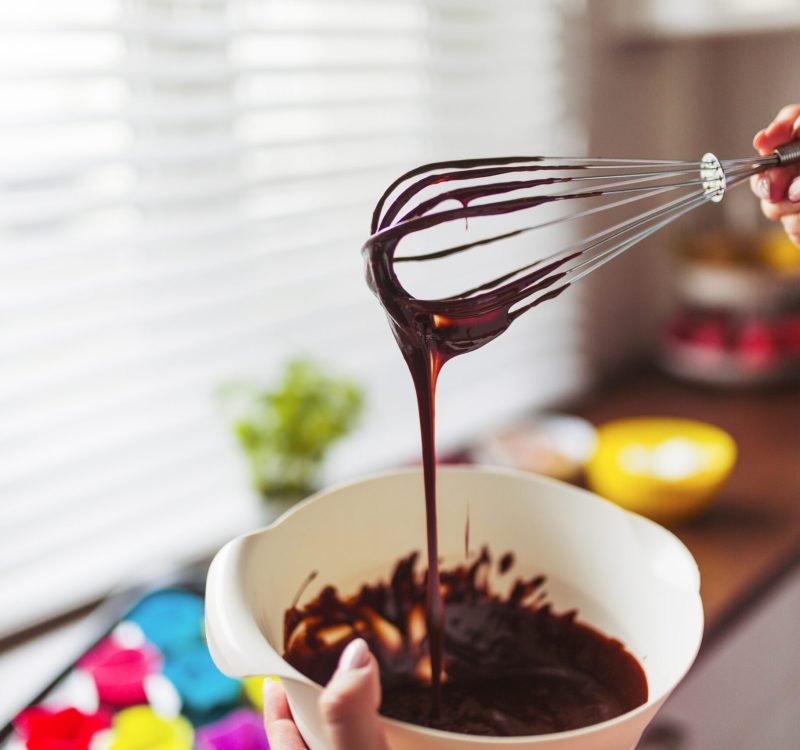 recortar-las-manos-mezclando-la-mezcla-con-batidor